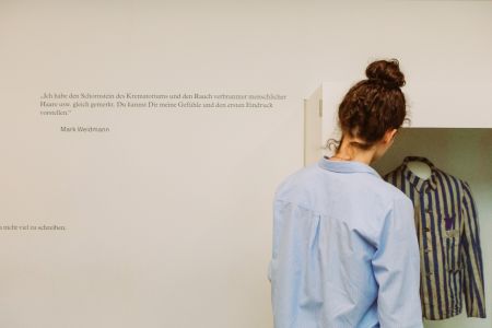 Bildunterzeile: Erfahrungen der Häftlinge im Konzentrationslager (Foto: Lina Loos, © Kreismuseum Wewelsburg)
